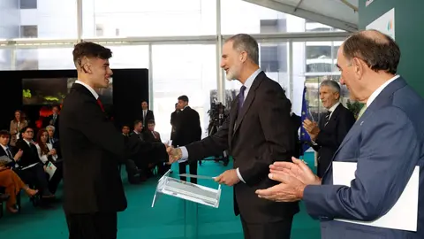 2024-3-1.- El vallisoletano Luis Huerta recibe su Beca Iberdrola de manos de SM el Rey