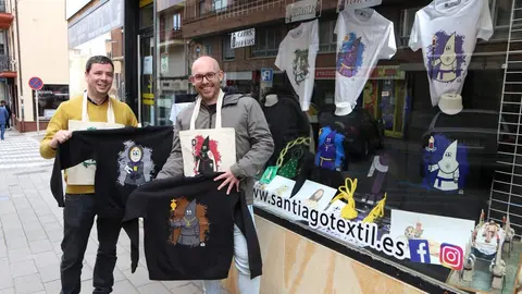 David Genicio  y Pifa Montgomery con los nuevos modelos de camisetas y sudaderas para acercar la Semana Santa a los más pequeños