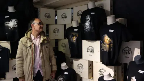 Las instantáneas del fotógrafo Paco González protagonizan la nueva línea de camisetas sobre la Semana Santa de Zamora de Santiago Textil