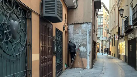 Saúl Alija crea una obra de arte urbano en Zamora