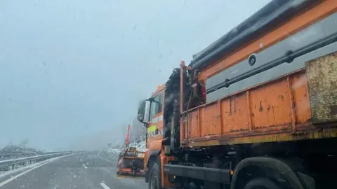 nieve y carreteras. Imagen de archivo