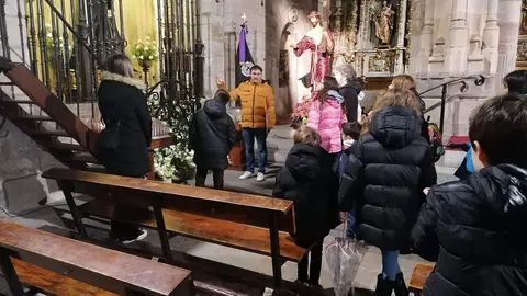 Alumnos de La Candelaria descubren la Semana Santa zamorana con Óscar Antón
