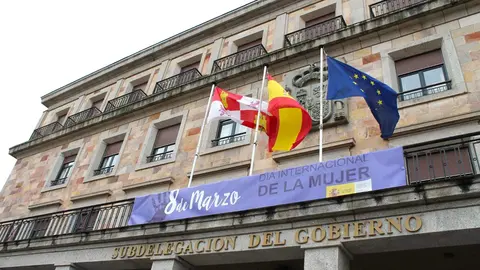 Cartel conmemorativo 8M en la Subdelegación del Gobierno de Zamora