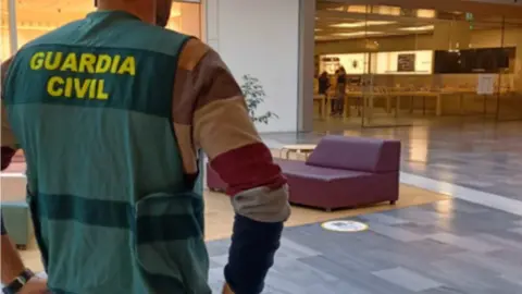 La Guardia Civil, en el marco de la operación “SILLAZA” en el centro comercial de Arroyo de la Encomienda