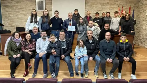 José Luis Andrés Nogales "Rega" con familiares y amigos tras la entrega del reconocimiento como socio de honor del Club Fluvial Villaralbo