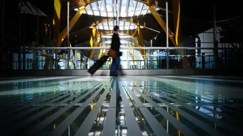 Pasajera en el aeropuerto de Adolfo Suárez Madrid-Barajas