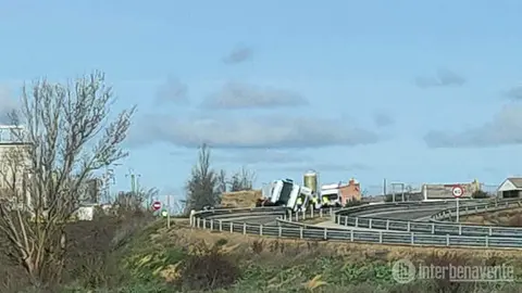 Vuelco de un camión en la A6 dirección Madrid en Paradores de Castrogonzalo.. Fotografía: Interbenavente