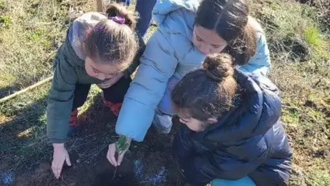 Alumnos del CEIP El Tera de Camarzana de Tera contribuyen a la reforestación en la Sierra de la Culebra