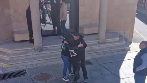 Salida del juzgado de Benavente de uno de los agricultores detenidos tras el corte de la A-6