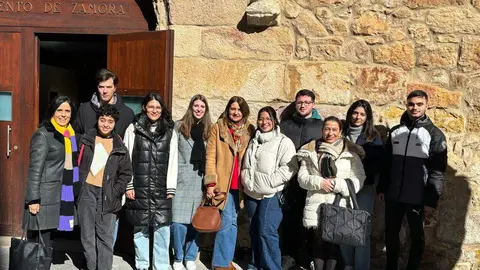 Estudiantes del tercer y cuarto curso del Grado de Arquitectura Técnica de la Escuela Politécnica Superior de Zamora visitaron esta mañana las dependencias municipales de la delegación de Urbanismo del Ayuntamiento