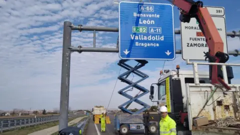 Colocación de un cartel en la A-66