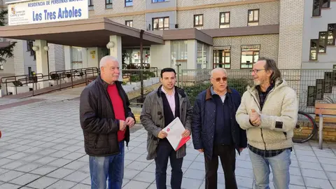 Eloy Tomé ante la residencia de Los Tres Árboles