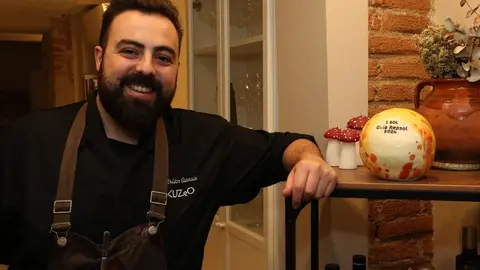 El chef zamorano Adrián Asensio luce el recién concedido sol de la Guía Repsol. Fotografía: Marcos Vicente