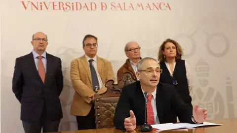 El rector de la Universidad de Salamanca, Ricardo Rivero, presenta su renuncia