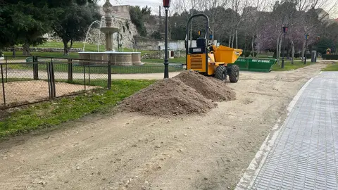 El Ayuntamiento de Zamora adecenta los caminos peatonales de los parques de San Martín y La Marina