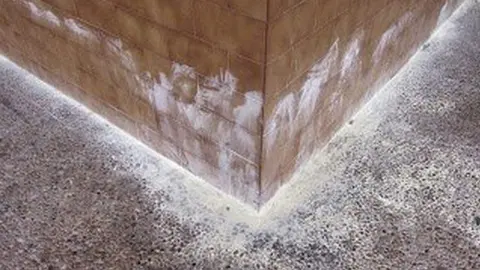 Vivienda con azufre en las esquinas. Fotografía: Policía Nacional