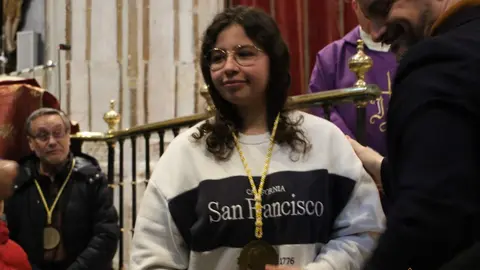 Imposición de medallas nuevas hermanos de Luz y Vida