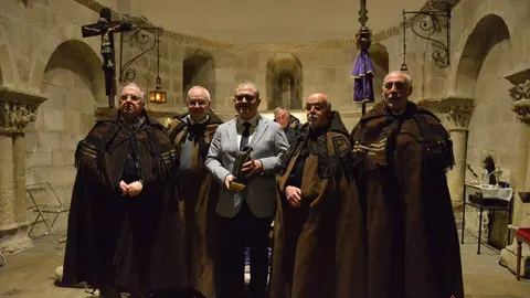 David Rivas con el premio Bombardino de Honor enttregado ppor las Capas Pardas de Zamora