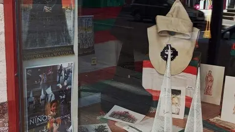 Escaparate engalanado en Zamora con motivo de la Semana Santa