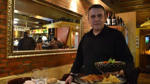 Cipri con el plato de paletilla dentro del menú de las Jornadas del Lechazo