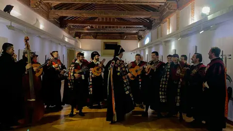 La Tuna Universitaria de Zamora minutos antes de actuar en el  Certamen 'Ciudad de Plasencia'