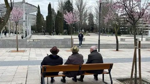 Tres jubilados sentados en la Plaza de La Marina