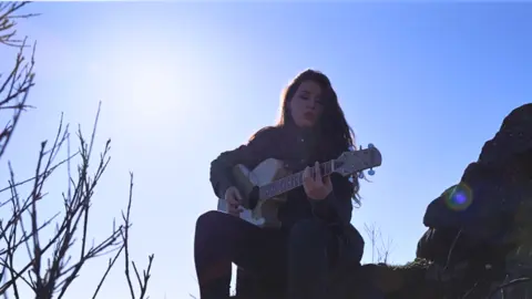 El videoclip Raven on the Road grabado en Vilalrdeciervos dentro del segundo disco de Project Claudia. Fotografía: CEDIDA