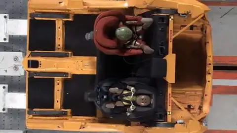 Imagen de la simulación de un accidente respecto a la seguridad del cinturón de seguridad y del sistema de retención infantil
