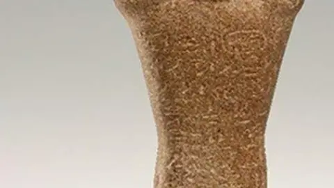 La Policía Nacional ha identificado a un anticuario por la presunta venta de una estatuilla del faraón Taharqa del 690 al 664 a.C.