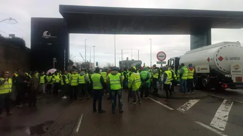 Corte de agricultores en Gijón. Imagen CEDIDA