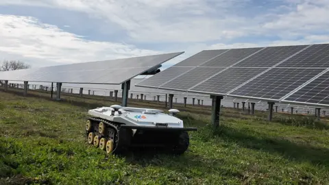 2024-03. El robot castellano y leonés en la planta fotovoltaica Villarino -Iberdrola III