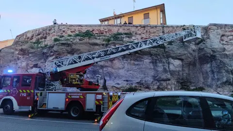 Los bomberos intervienen en la muralla por desprendimientos en la zona de la Ronda de la Feria. Imagen cedida