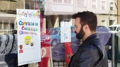 El concejal de comercio frente a un cartel elaborado por los más pequeños de Zamora