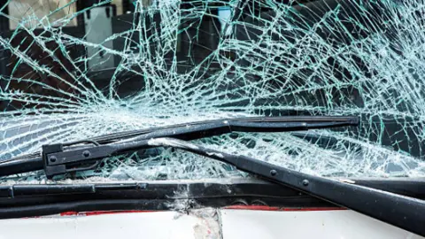 Luna rota accidente de tráfico. Fotografía de archivo