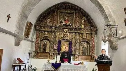 El obispo de Astorga Jesús Fernández en Otero de Bodas