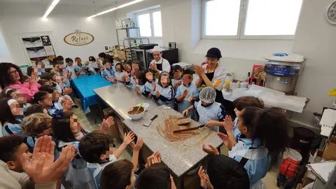 Visita de los alumnos del primer ciclo de Primaria de la Medalla Milagrosa al obrador de Chocolate Refart.  Fotografía: CEDIDA