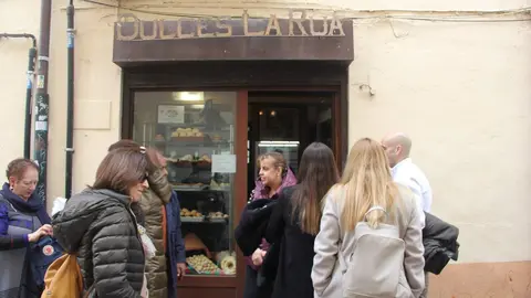 Zamoranos haciendo cola para comprar en una de las confiterías del centro de la ciudad
