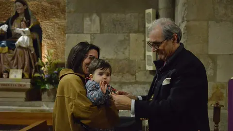 imposición de medallas a los nuevos hermanos de la Resurrección_19