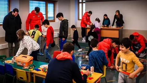 Jugadores del Zamora CF comparten momentos especiales con los niños de Azadahi