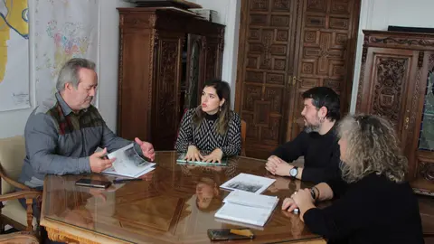 El alcalde recibe a la representante de la agencia  de Naciones Unidas para  los refugiados palestinos