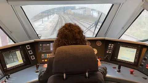Maquinista de Renfe en una de las cabinas