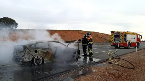 Efectivos del Parque de Bomberos Zona Centro con base en Zamora del Consorcio Provincial de Bomberos de la Diputación durante la extinción del incendio de un vehículo en la A-66 a la altura de Fontanillos de Castro. Fotografía: Diputación