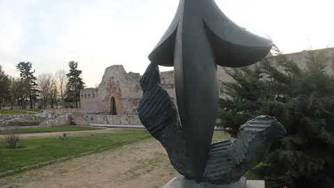 Obra de Baltasar Lobo en los jardines del Castillo de Zamora