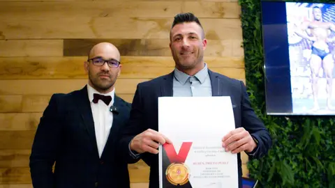 El zamorano Rubén Prieto recoge los títulos acreditativos reconocidos por la Federación de Fisicoculturismo y Fitness de Castilla y León. Fotografía: CEDIDA