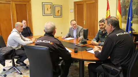 El Subdelegado del Gobierno se reúne con la Cofradía Jesús Nazareno y Fuerzas de Seguridad para asegurar los desfiles de Semana Santa