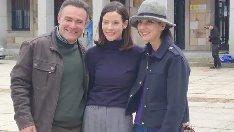 Los actores protagonistas Mireia Oriol y Urko Olazábal junto a Nevenka