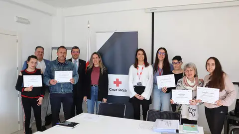 Cruz Roja entrega los diplomas del Curso de auxiliar de supermercado y almacén en Zamora y Benavente