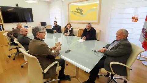 El consejero saluda al jurado Premio CyL Artes