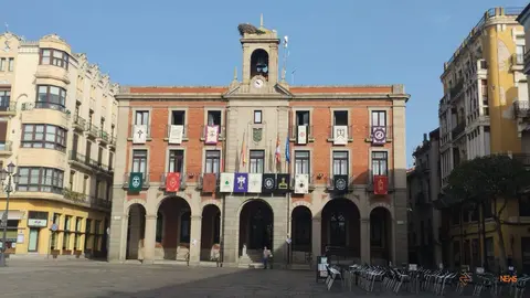 Los reposteros lucen ya en los balcones del Ayuntamiento de Zamora
