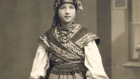 Traje tradicional de mujer en Aliste. Museo del Traje Madrid